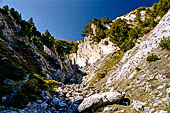 Sentiero naturalistico del Lucomagno (Svizzera). Formazioni di dolomia.